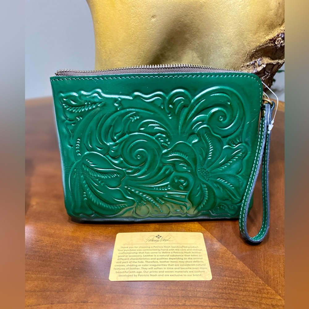 Patricia Nash Cassini wristlet
NWT soft green